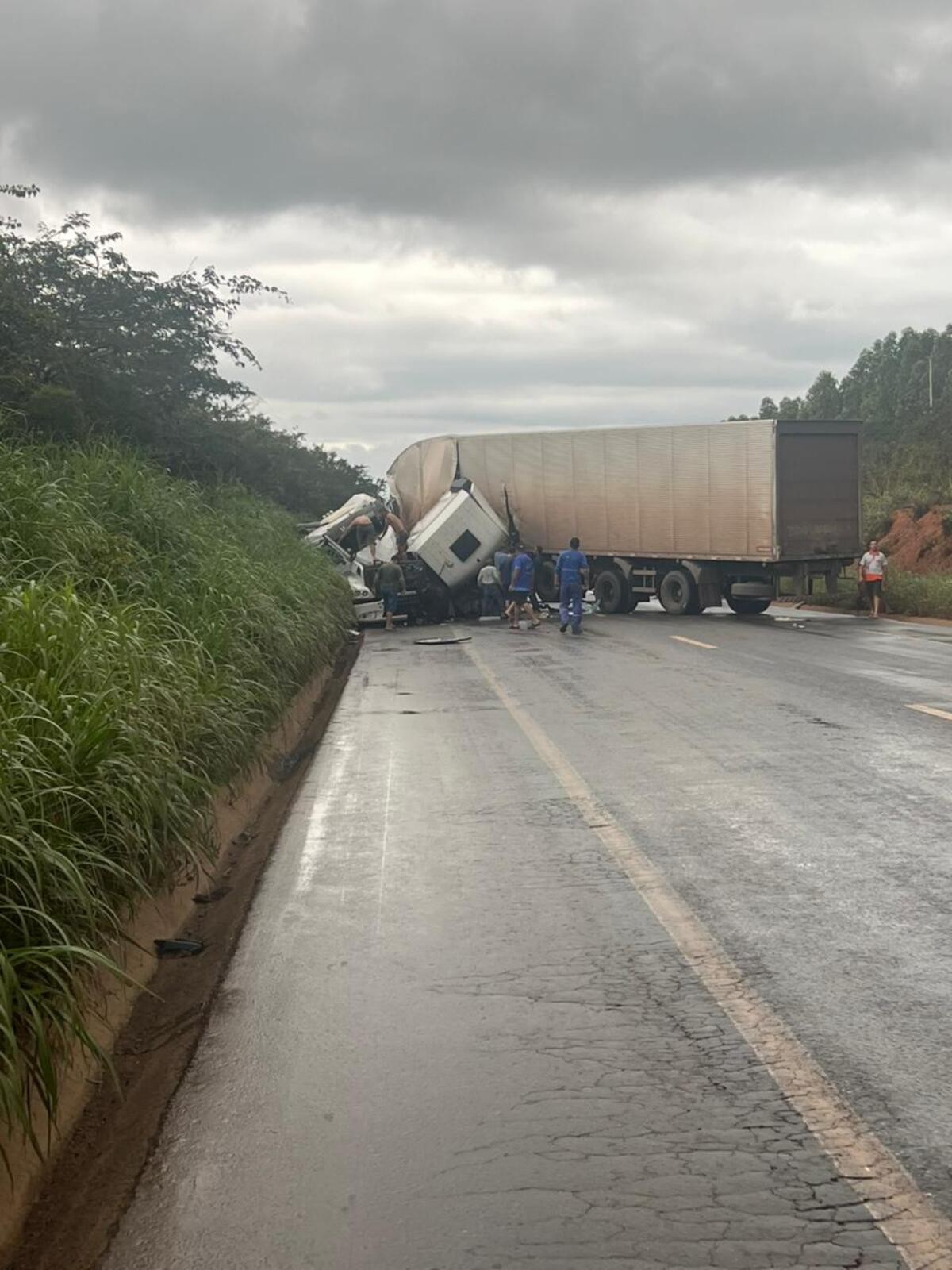 BR-251 é interditada nos dois sentidos após acidente entre duas carretas