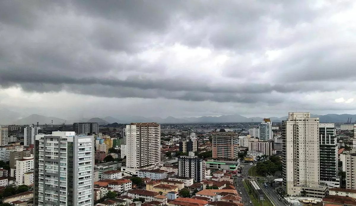 Frente fria provoca chuva e ventos de até 70 km/h na Baixada Santista até sexta-feira