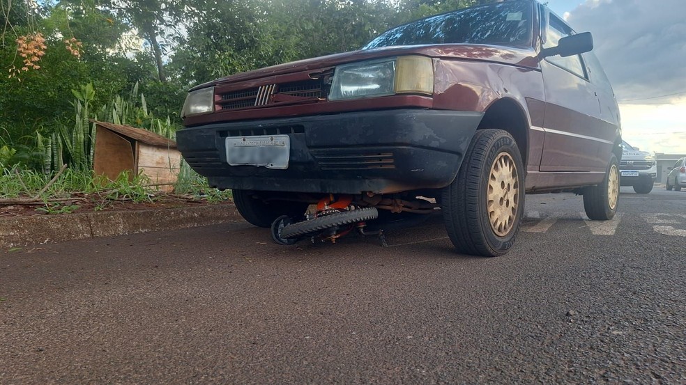 Bicicleta ficou presa embaixo do veículo após o atropelamento em Santa Cruz do Rio Pardo — Foto: Diário do Cidadão/ Divulgação