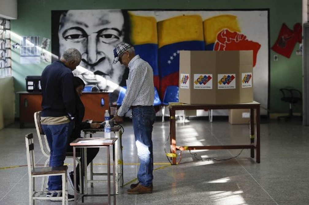 Referendo consultivo na Venezuela sobre a região de Essequibo controlada pela vizinha Guiana, em Caracas, no dia 3 de dezembro de 2023 — Foto: Pedro Rances Mattey/AFP
