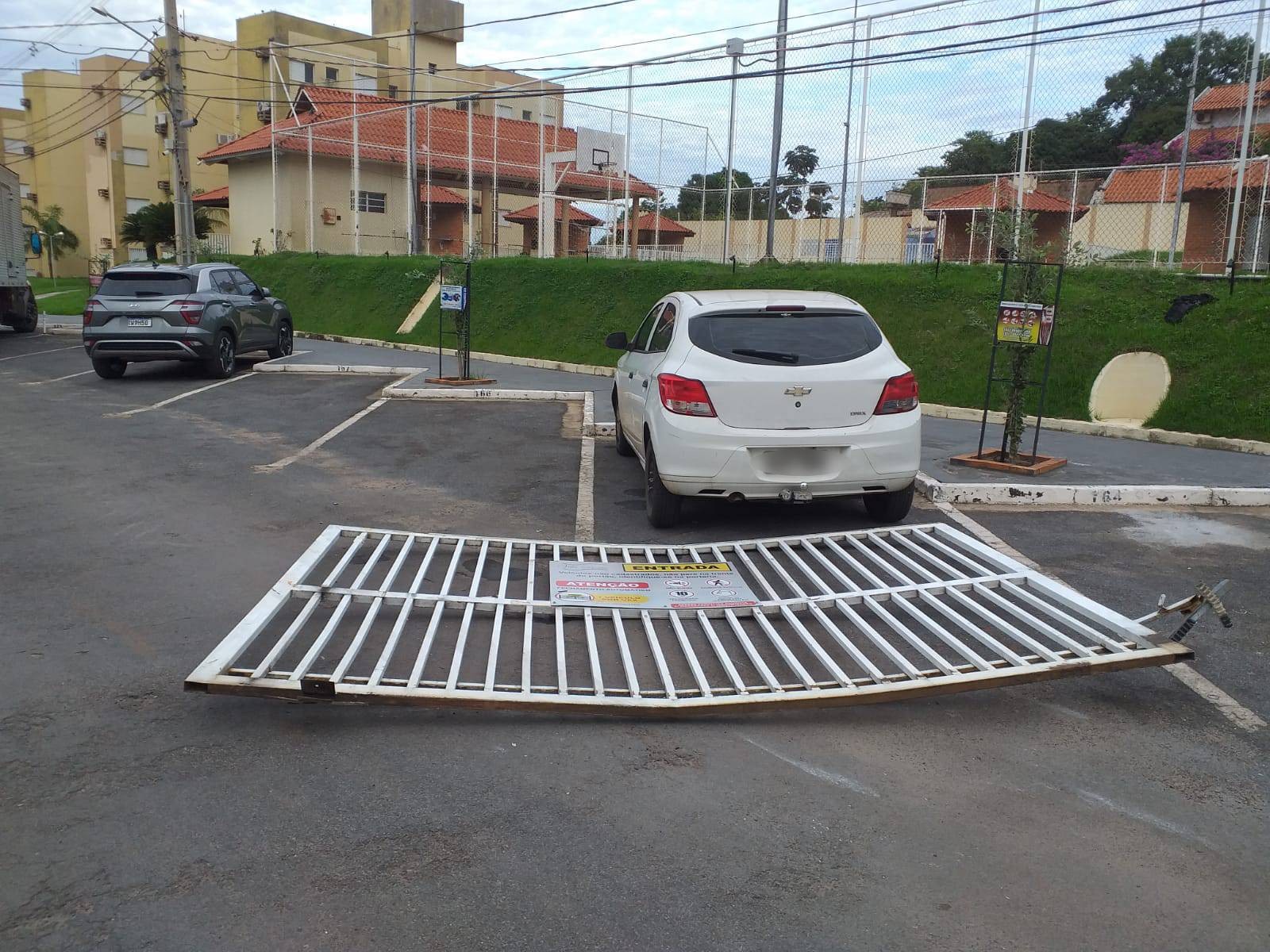 VÍDEO: caminhão-baú perde o freio e derruba portão de condomínio em Cuiabá