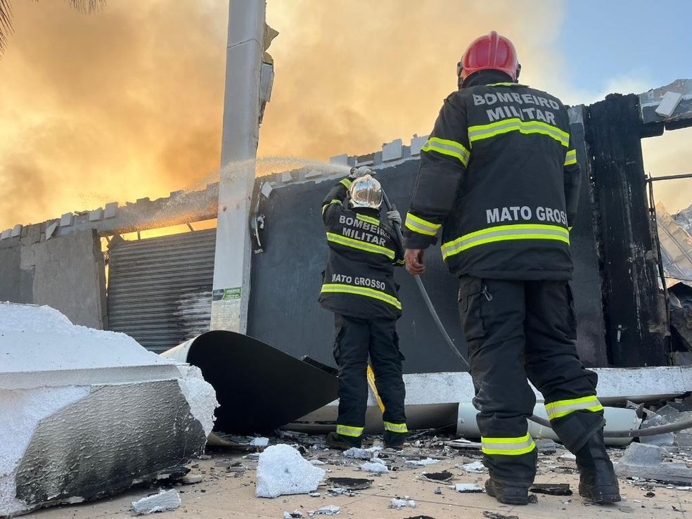 Bombeiros tentam combater incêndio no Shopping Popular de Cuiabá — Foto: Divulgação