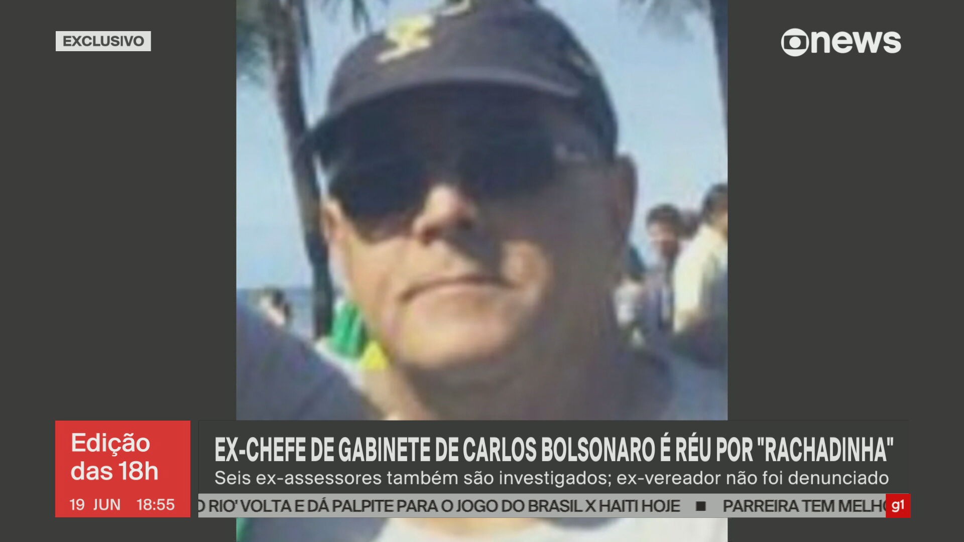 Justiça aceita denúncia e ex-chefe de gabinete de Carlos Bolsonaro vira réu por rachadinha na Câmara de Vereadores do Rio