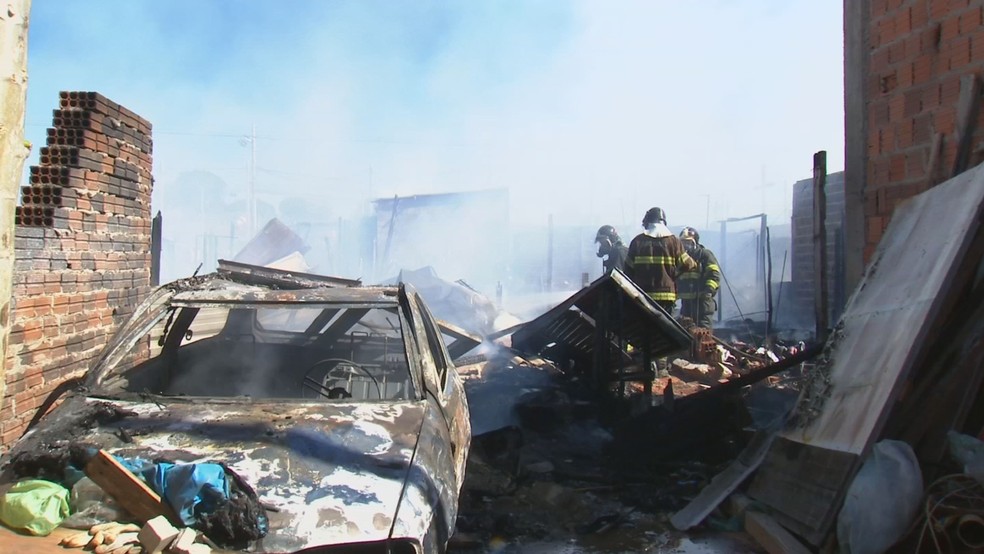 A Polícia Civil realizou, na manhã desta quinta-feira (31), uma perícia no terreno da Vila Cristiana, em Bauru — Foto: TV TEM/Reprodução