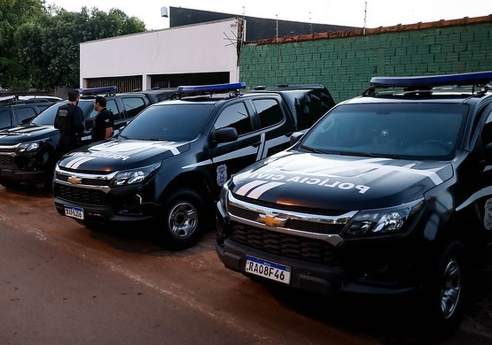 Padrasto e mãe são presos suspeitos de torturar menino — Foto: Polícia Civil/MT