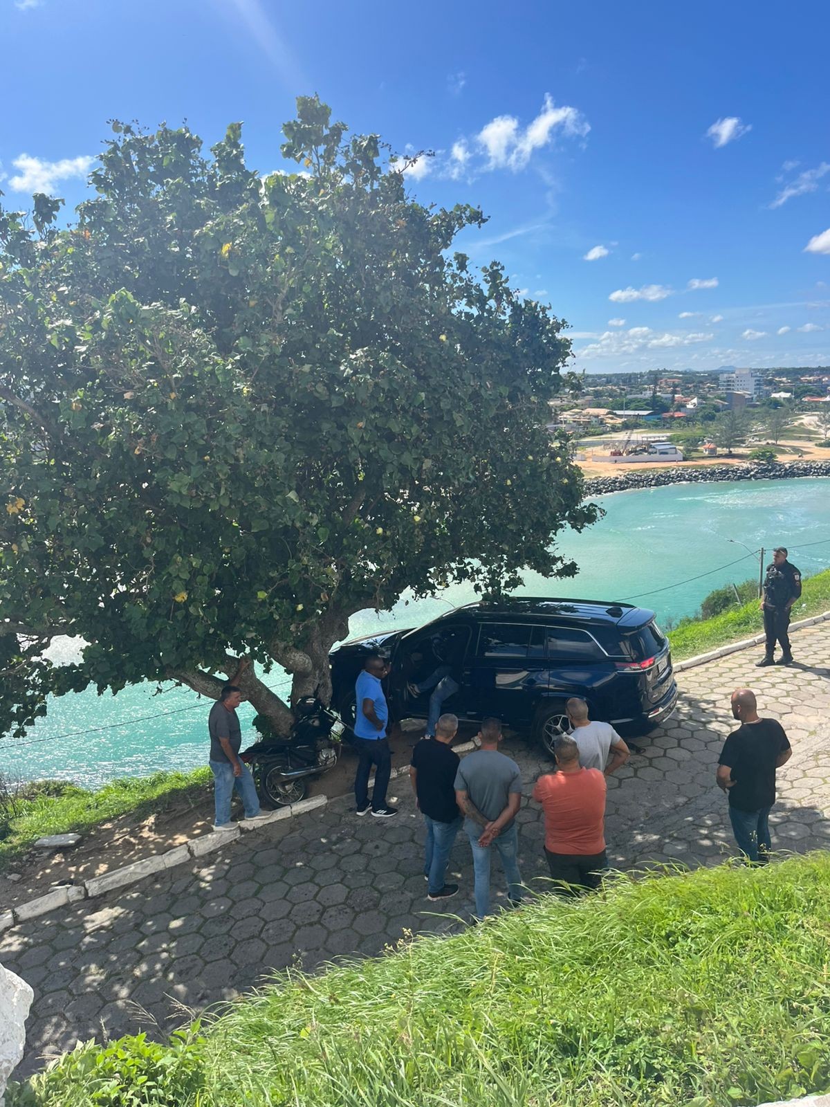 Carro oficial da Prefeitura de Saquarema atropela coveiro na subida da Igreja de Nossa Senhora de Nazareth