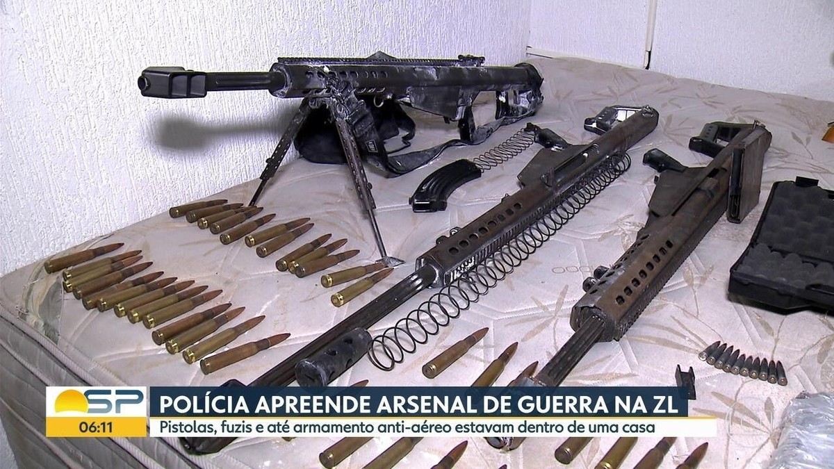 Arsenal com fuzis, pistolas e explosivos é apreendido dentro de casa na  Zona Leste de São Paulo, São Paulo