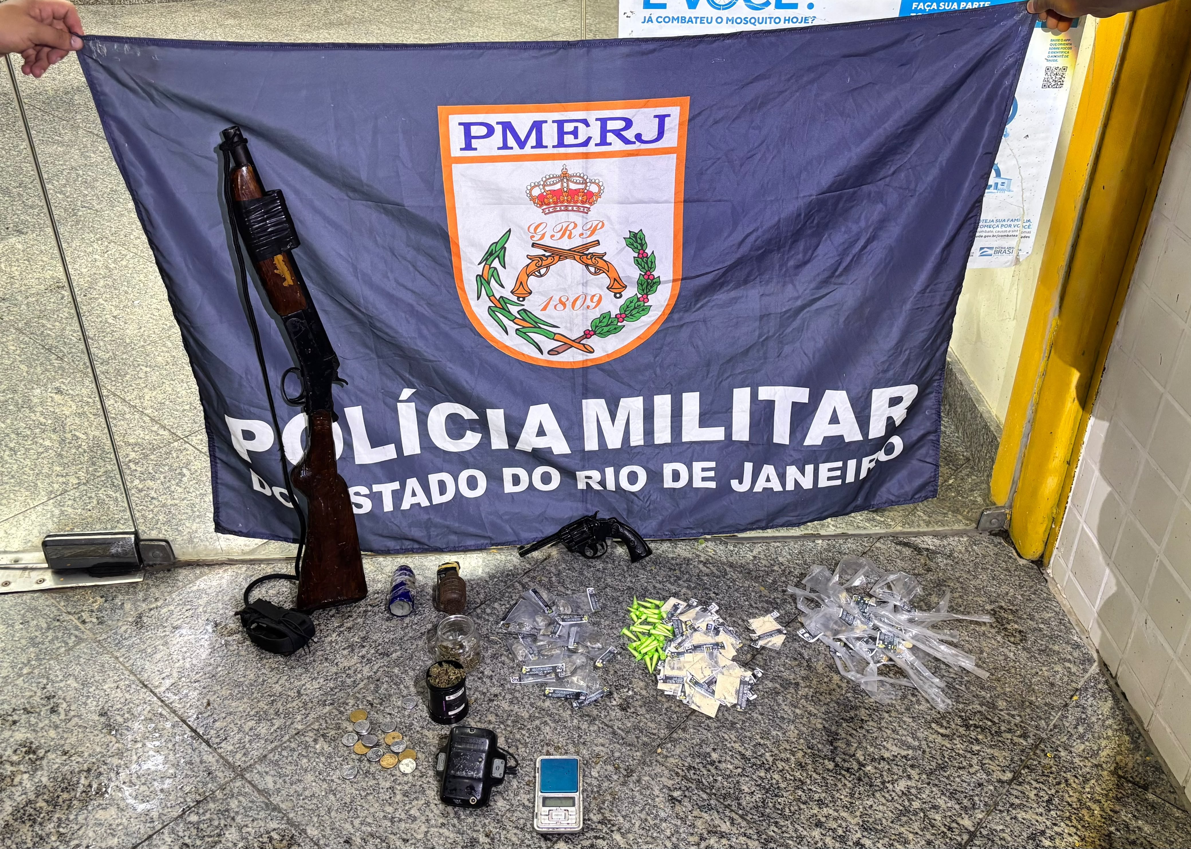Dupla é detida com granadas, espingarda e drogas em Itatiaia