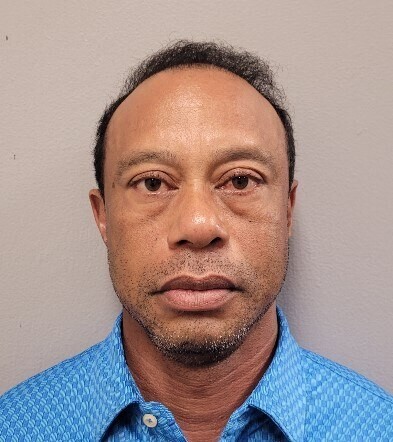 Tiger Woods tinha comprimidos de opioide no bolso ao ser preso após acidente, diz TV