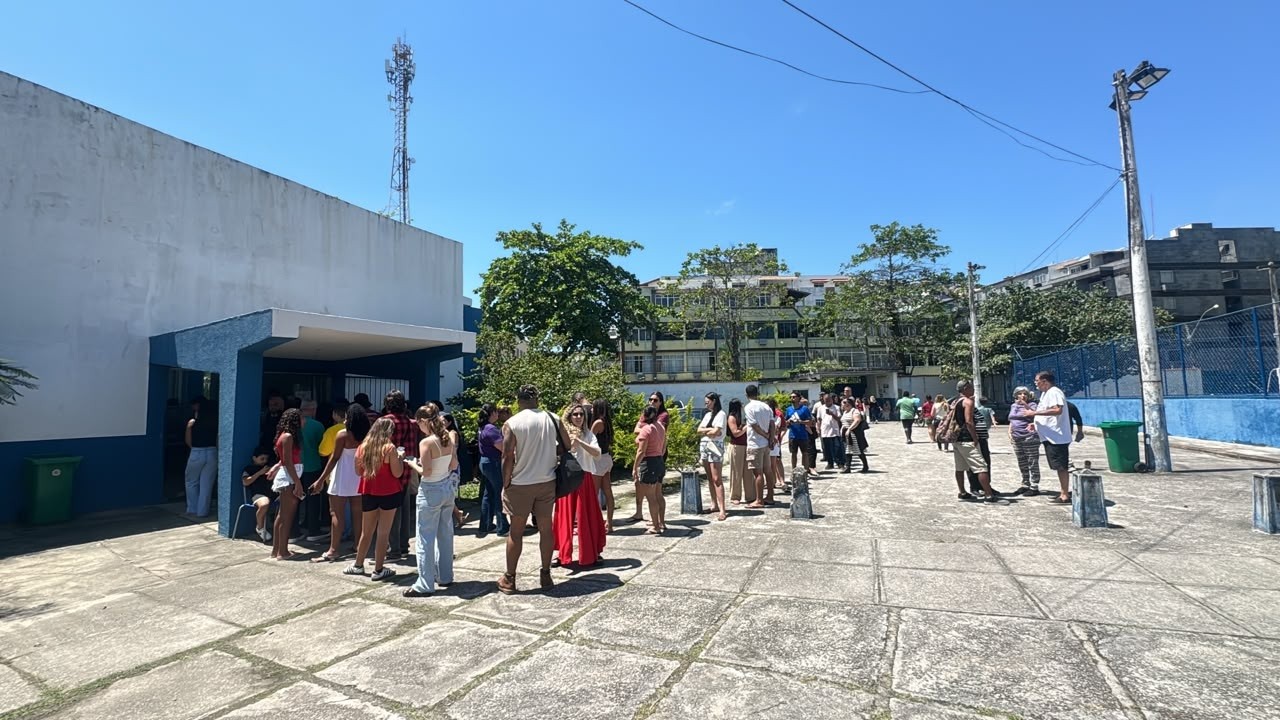 Eleições 2026: fila no Colégio Estadual Miguel Couto chega a uma hora de espera em Cabo Frio