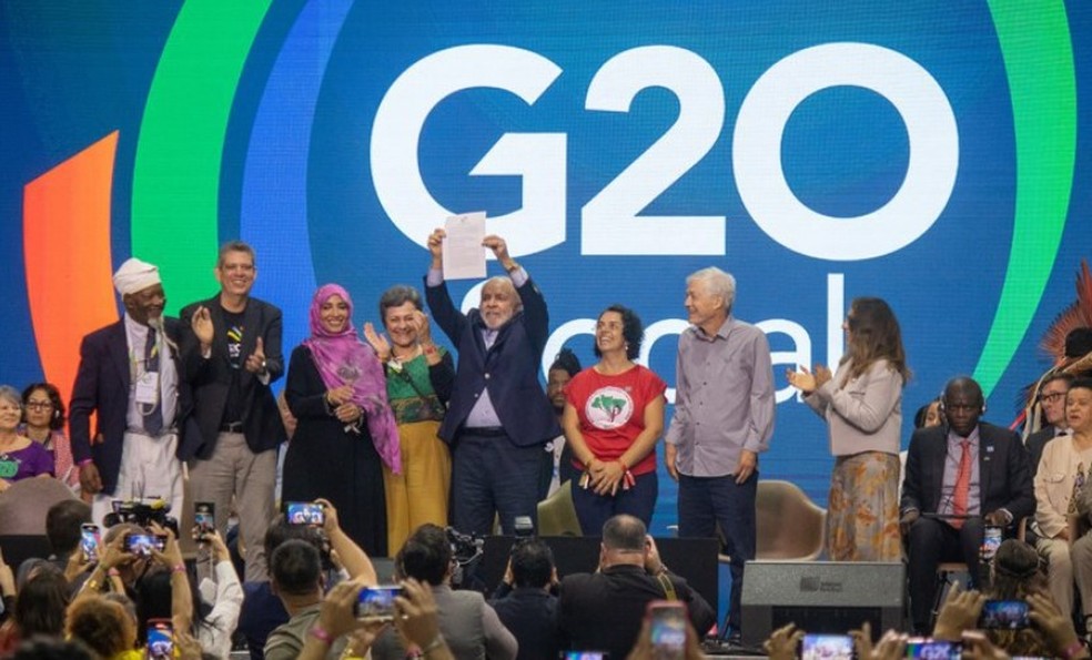 Lula recebe Declaração Final do G20 Social — Foto: Tatiana Nahuz/MDHC