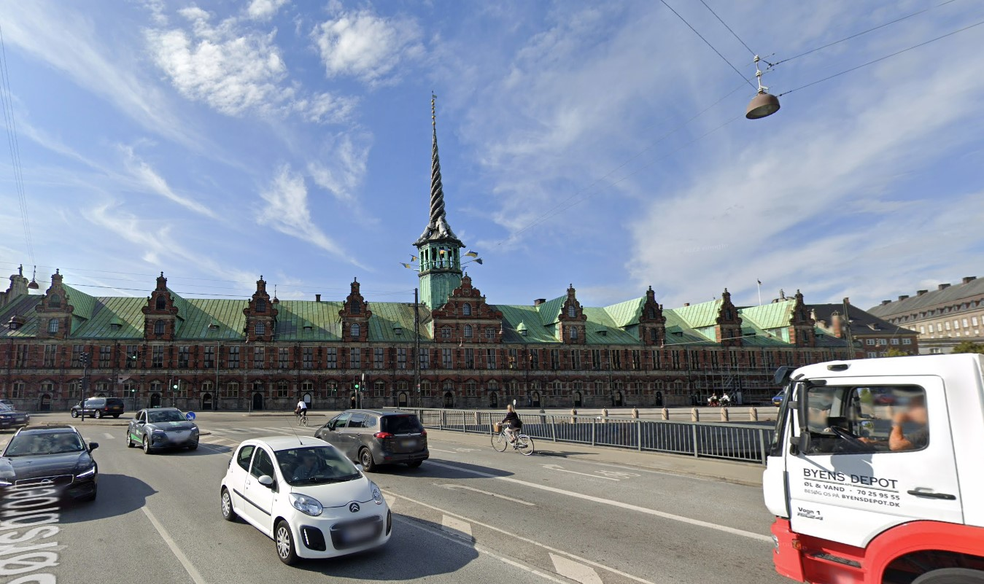 Prédio da Antiga Bolsa de Valores de Copenhague, na Dinamarca, antes do incêndio — Foto: Reprodução/Google Street View