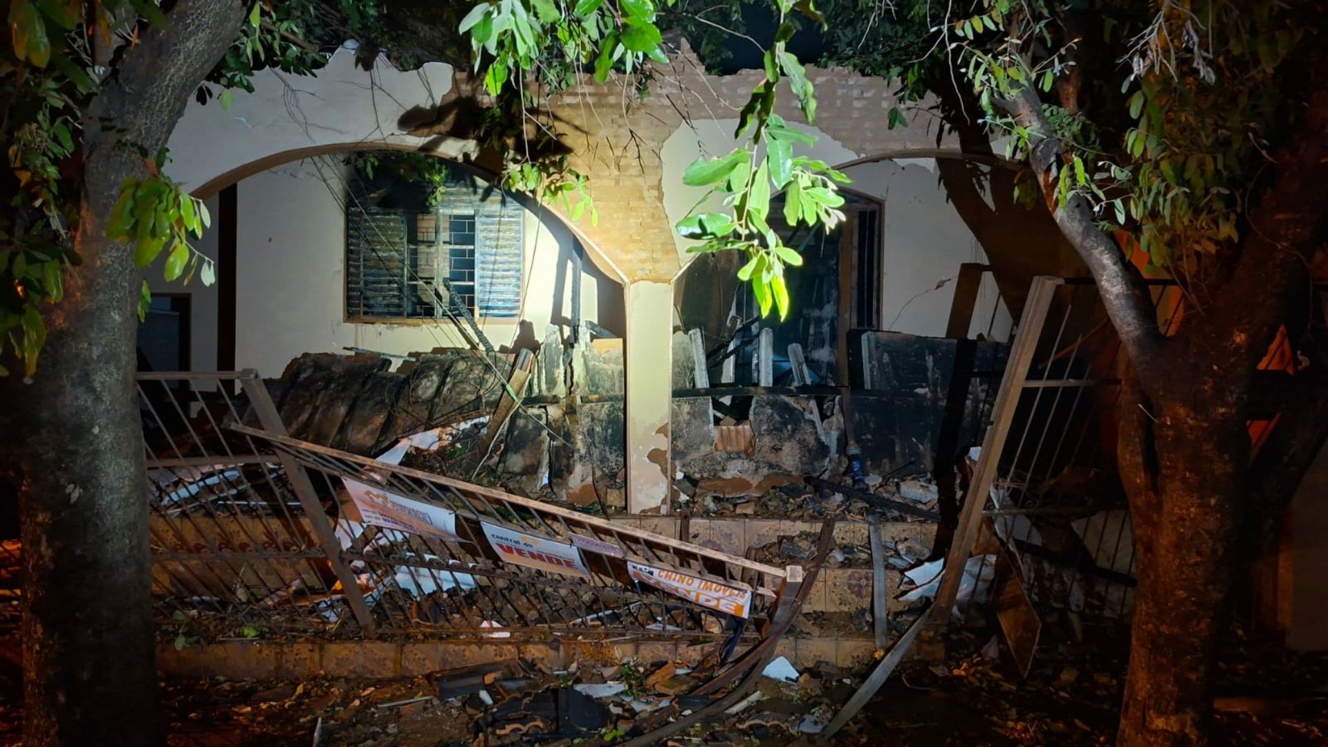 Policial de folga e bombeiro ficam feridos após parte de laje desabar em combate a incêndio em casa