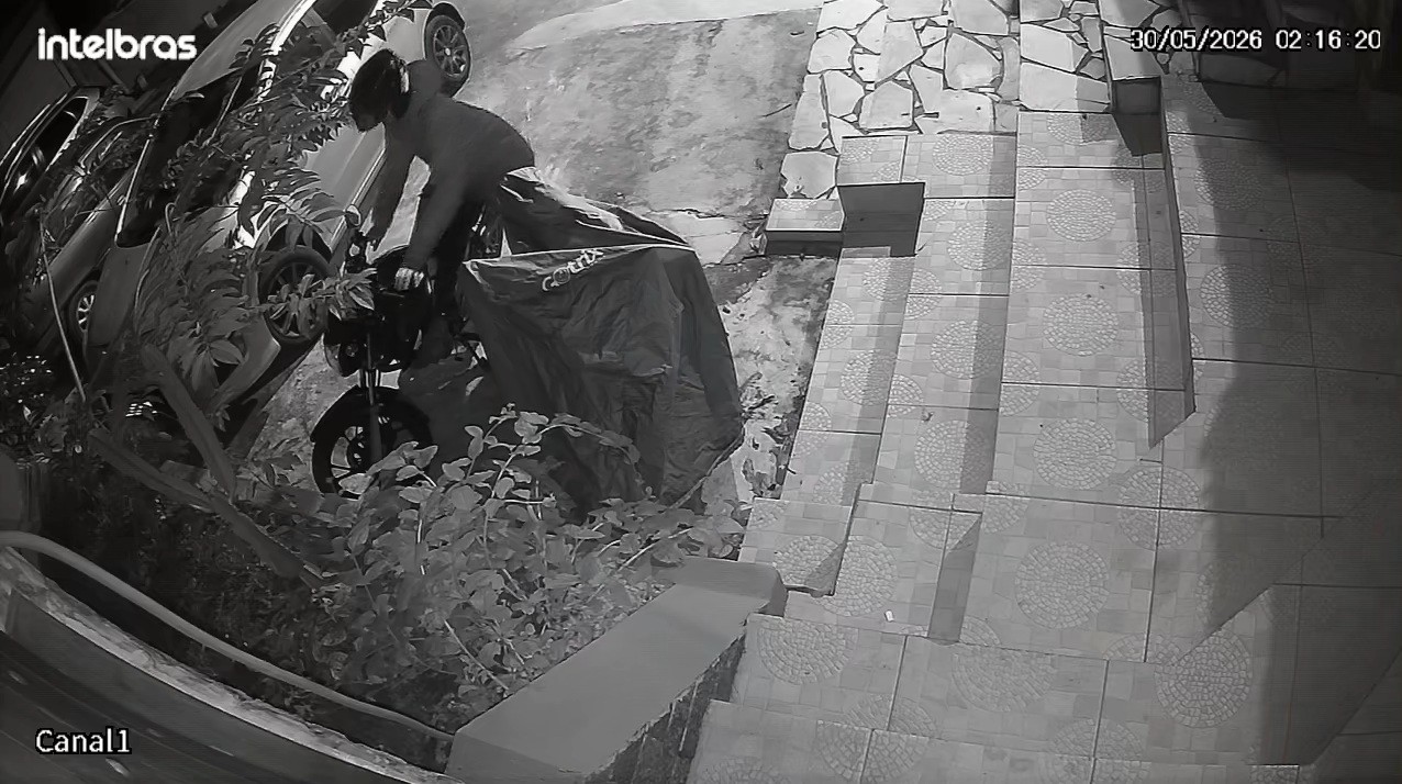 Vídeo mostra furto de moto de motorista de aplicativo em Búzios