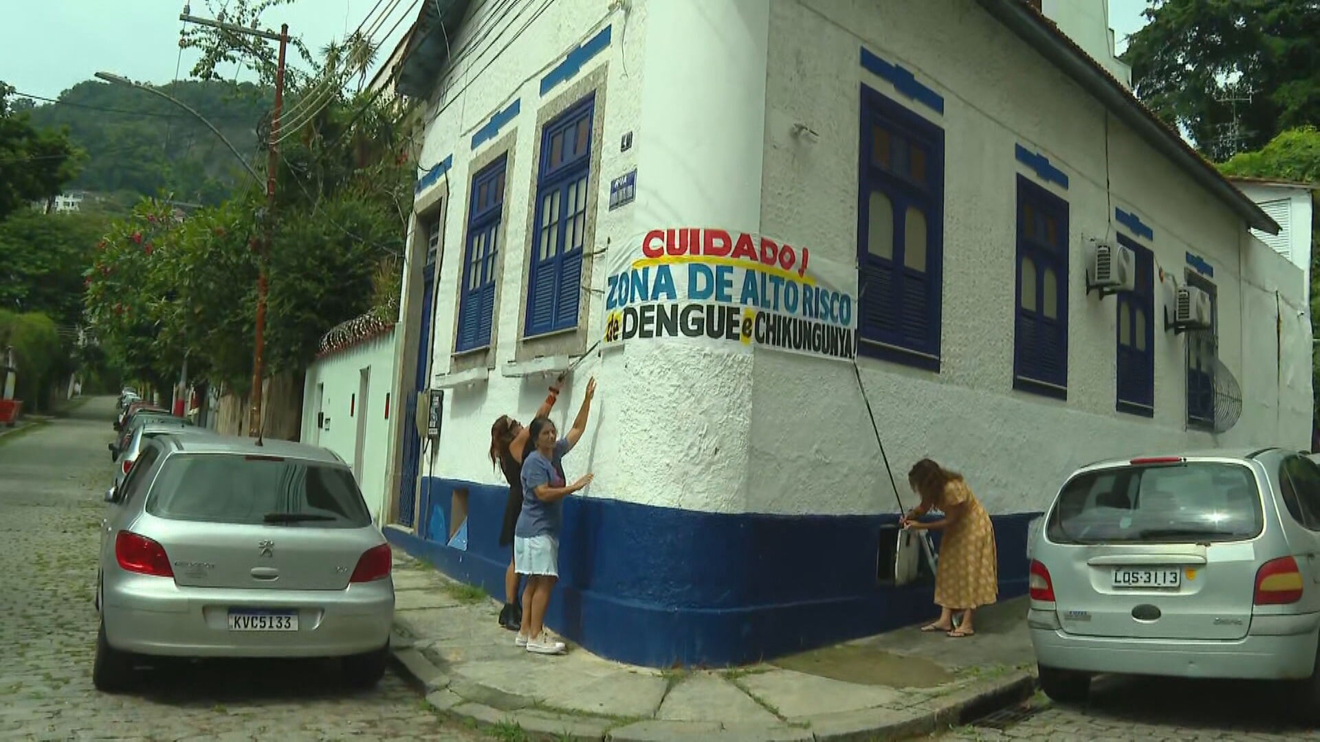 Casos de dengue e chikungunya aumentam em Santa Teresa e preocupam moradores, que penduram até faixas de alerta