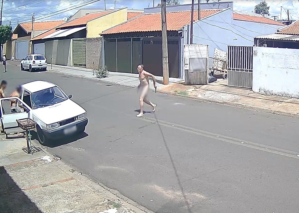 Homem pelado atacou enteado e filho dele com faca em Assis — Foto: Reprodução/Câmera de segurança