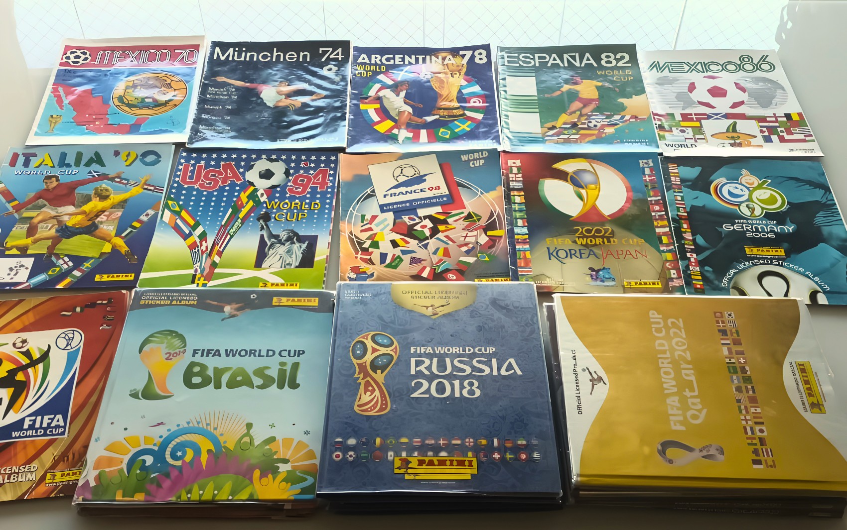 Pelé, CR7, Messi: professor baiano coleciona cards e álbuns históricos da Copa do Mundo