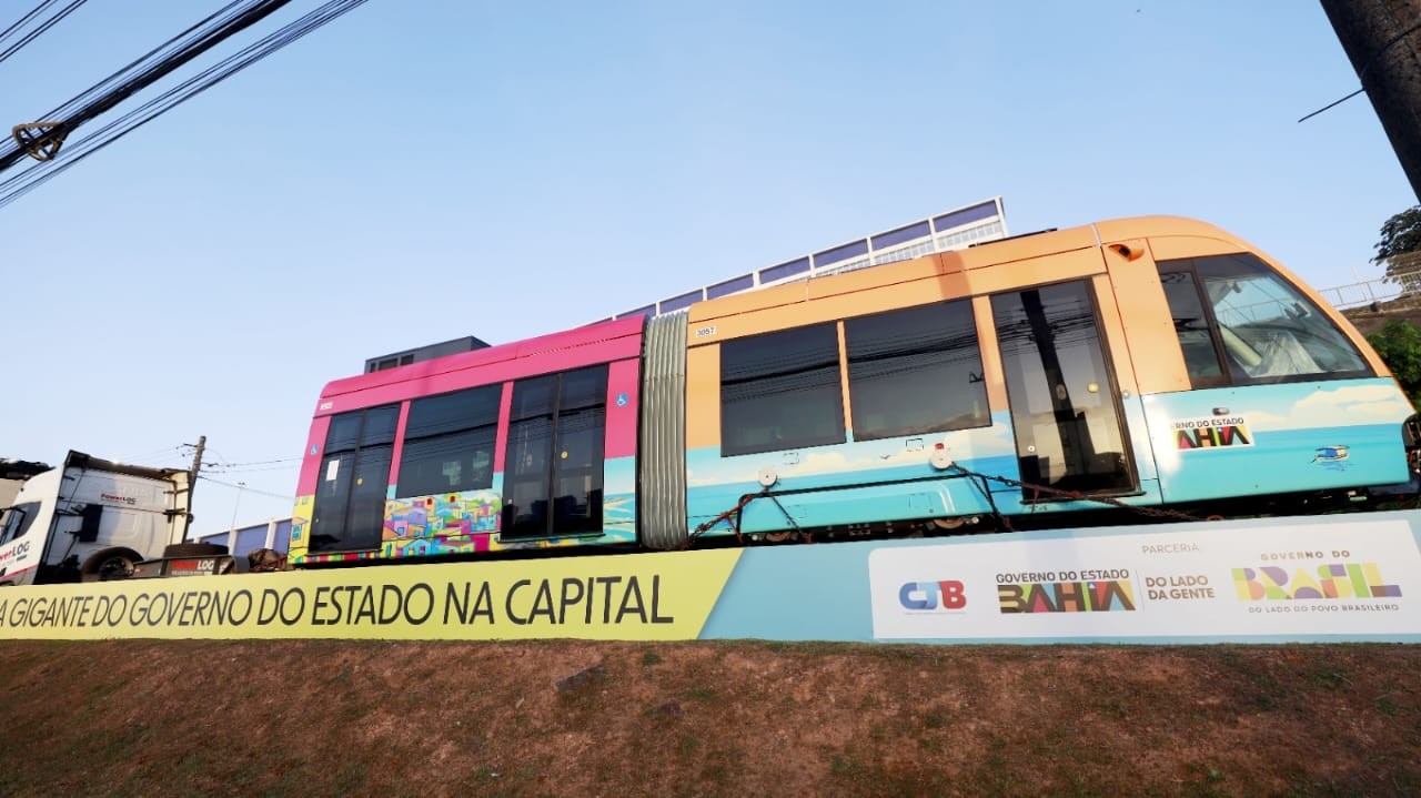 Primeiros trens do VLT de Salvador são apresentados; testes nos trilhos serão realizados no início de 2026