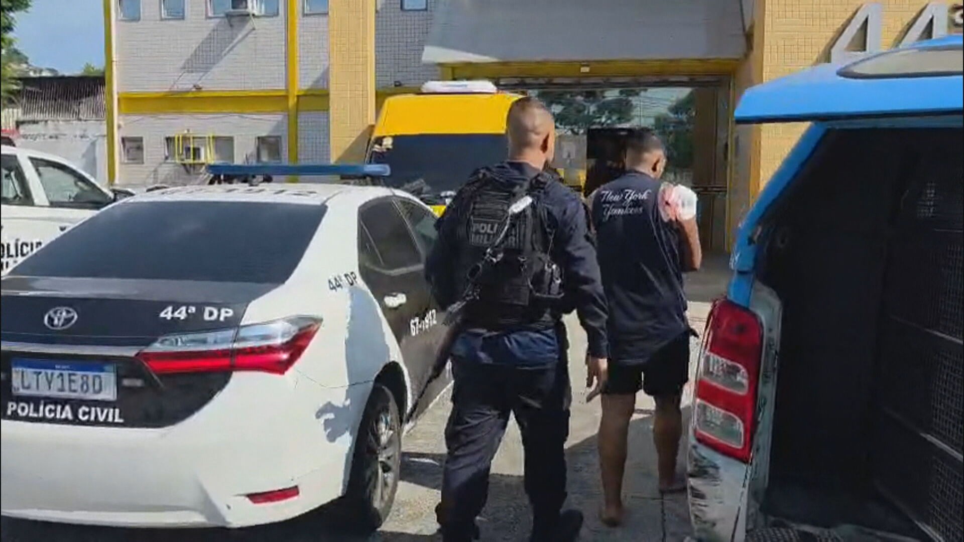 Tiroteio na Avenida Dom Hélder Câmara termina com cinco presos e apreensão de fuzis na Zona Norte do Rio