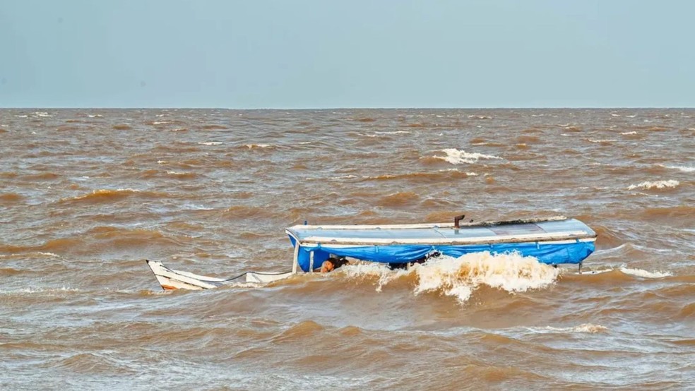 Embarcação antes de naufragar na orla do Rio Amazonas, em Macapá — Foto: Floriano Lima/Arquivo Pessoal