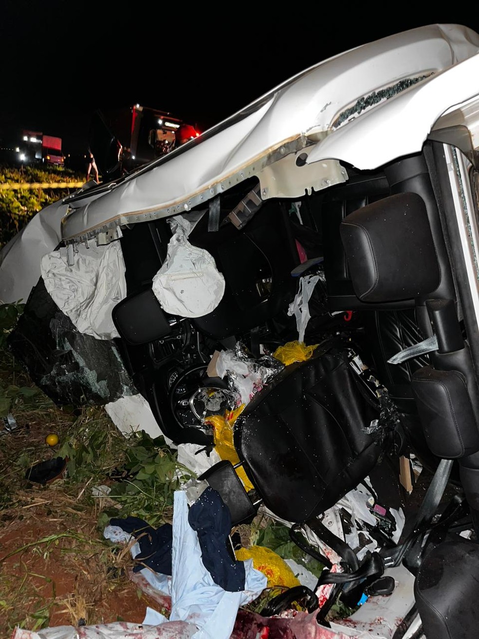 Três pessoas morrem em acidente frontal entre caminhonete e caminhão na PR-463, em Colorado — Foto: Corpo de Bombeiros