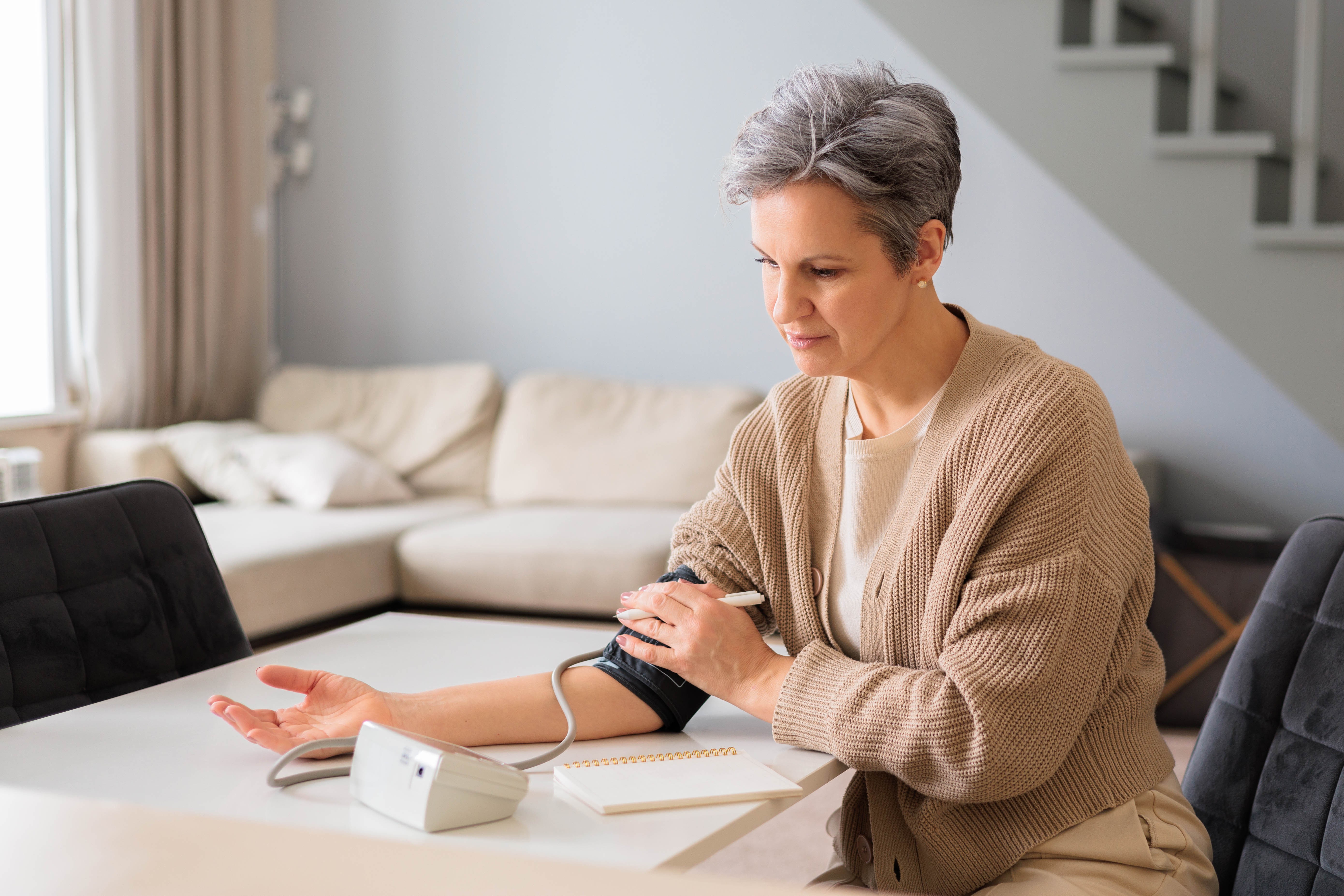Estrogênio protege o coração da mulher; perda na menopausa aumenta risco de hipertensão