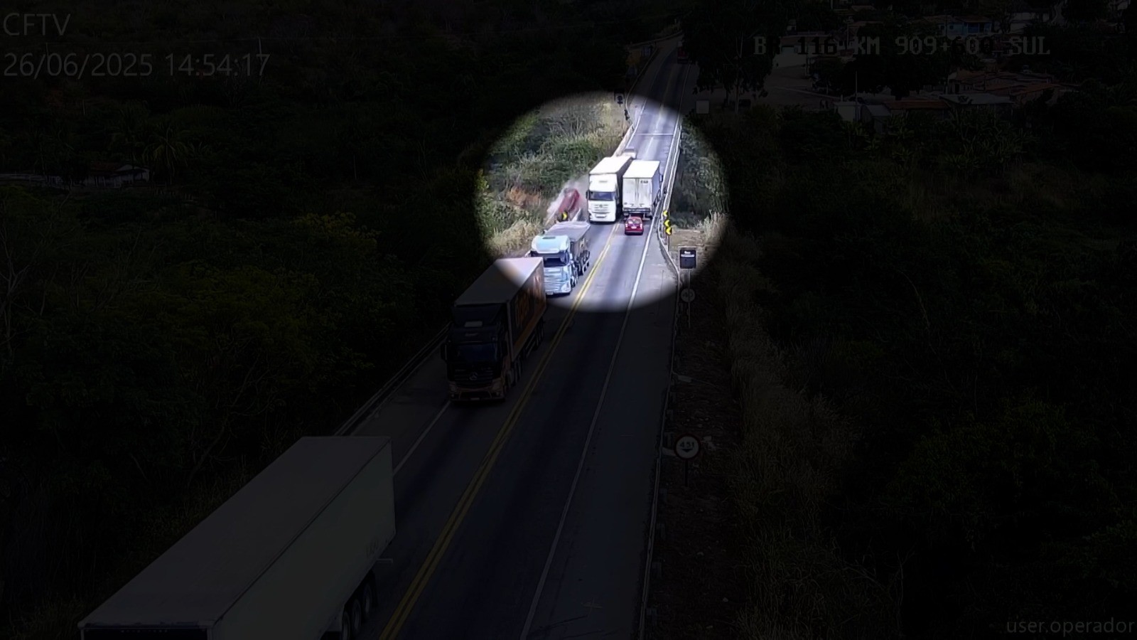 VÍDEO: cinco ficam feridos após carreta desgovernada arremessar carro de ponte e invadir a contramão na Bahia