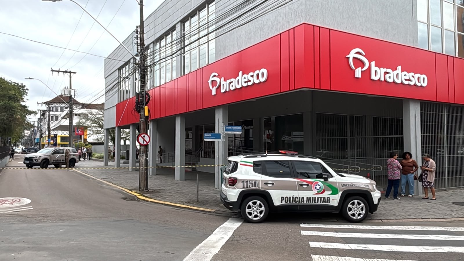 Mala deixada em agência bancária mobiliza operação e isola área em Joinville