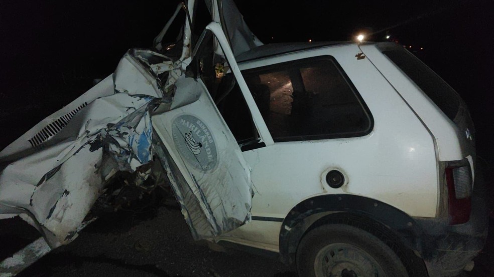 Homem morre e outros dois ficam gravemente feridos após batida entre carro e duas carretas no sul da Bahia — Foto: VIA41