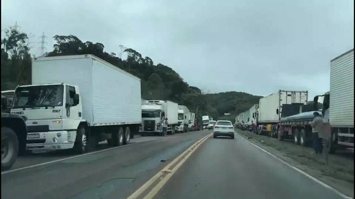 NSC Notícias - SC, Trecho da BR-280, em Araquari, pode ceder