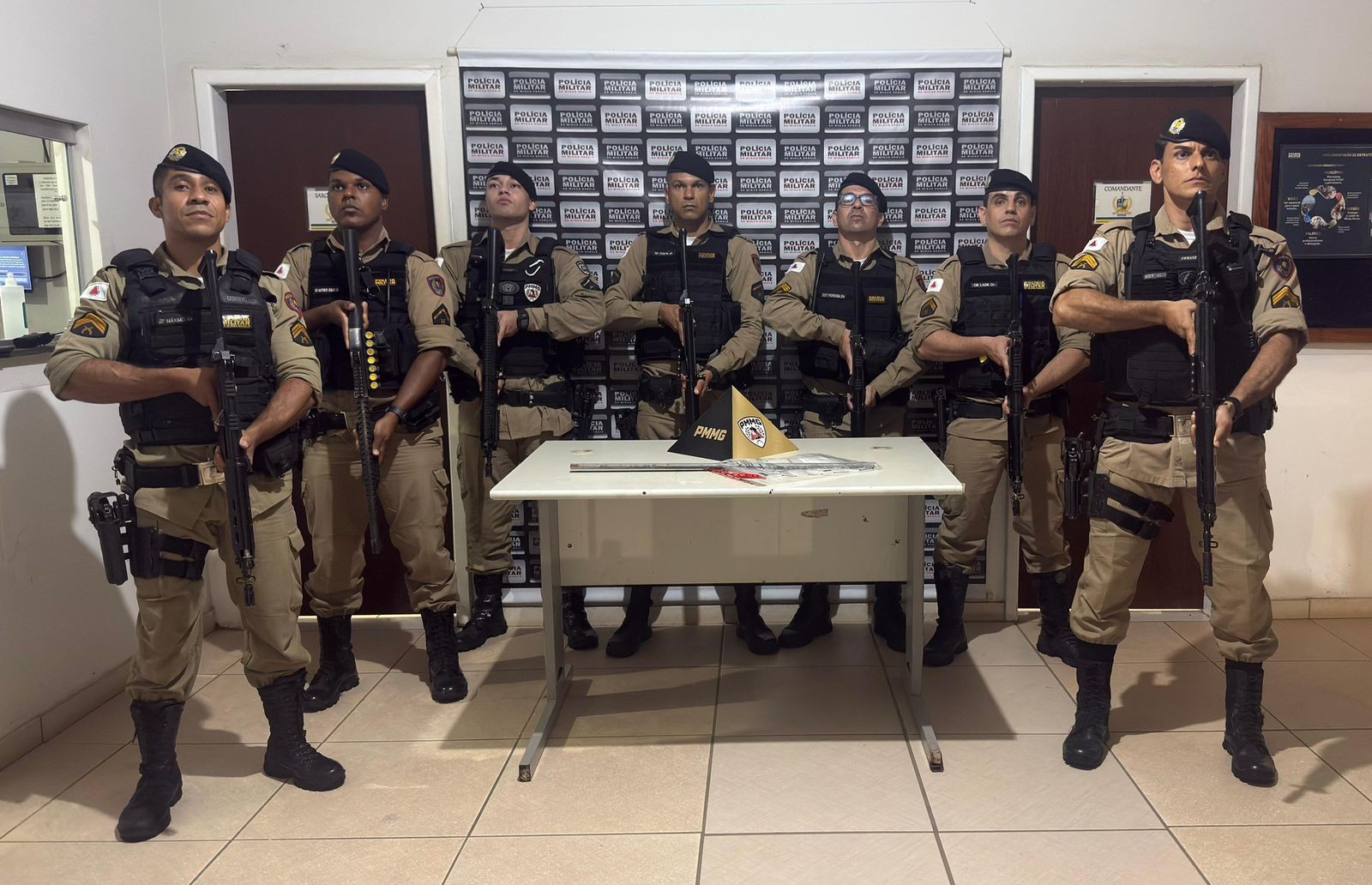 Homem encontra amigo morto em casa ao estranhar ausência dele em almoço; suspeito do crime foi preso