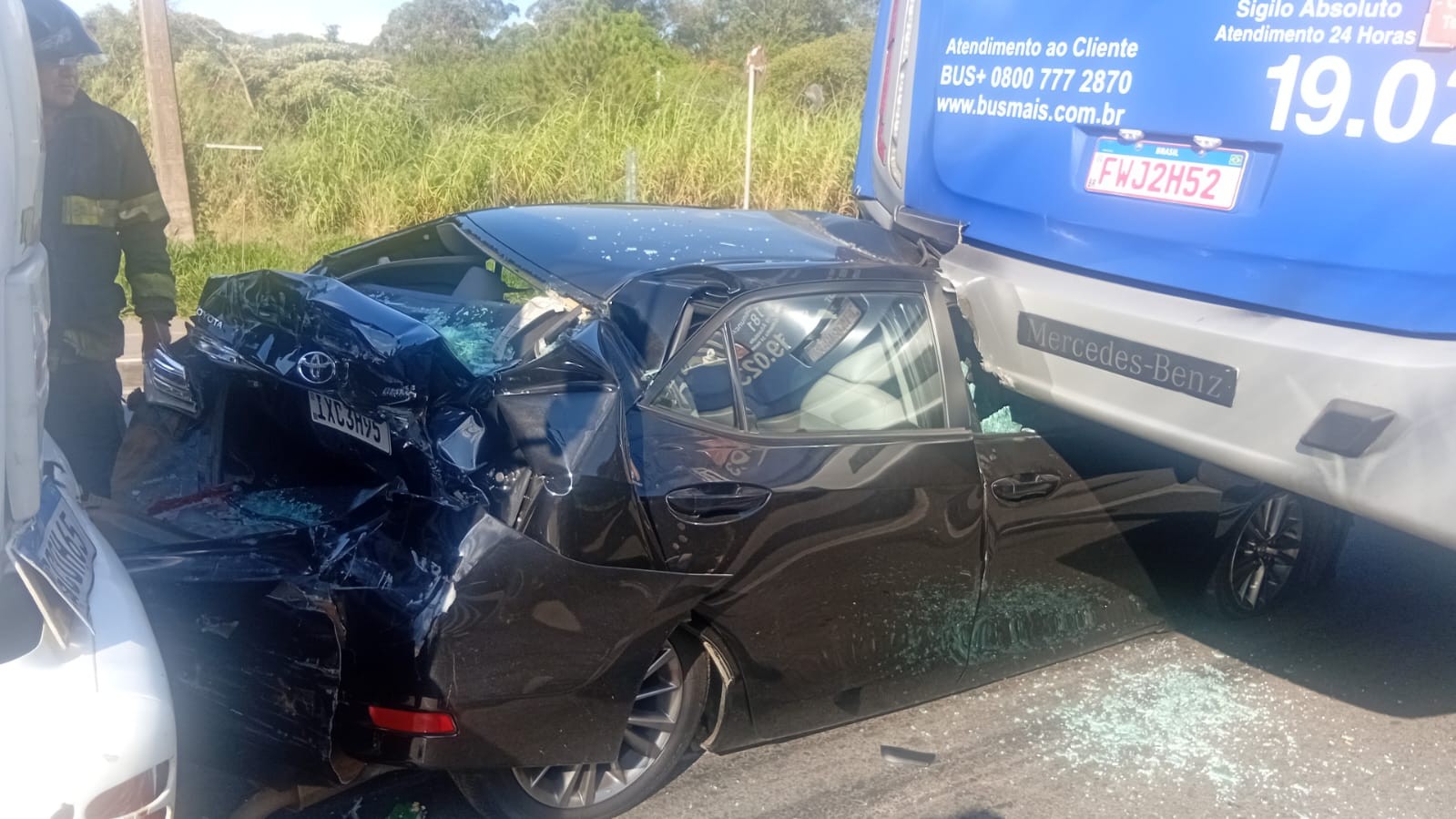 Motorista sai com arranhões após ter carro prensado entre ônibus e caminhão no interior de SP