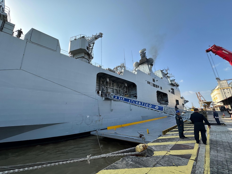 Navio de guerra 'Atlântico' atraca em Belém. — Foto: Thaís Neves / g1