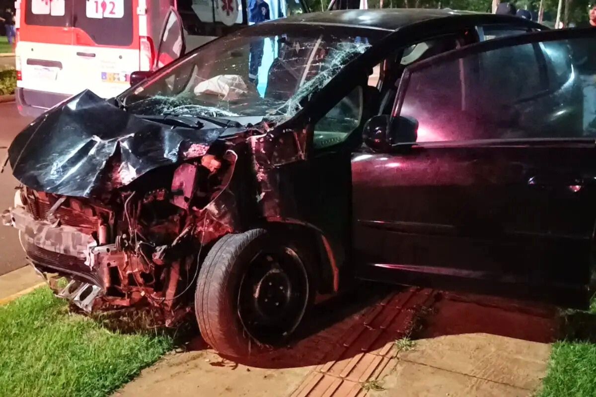 Adolescente de 17 anos morre após carro bater em muro de condomínio em MS