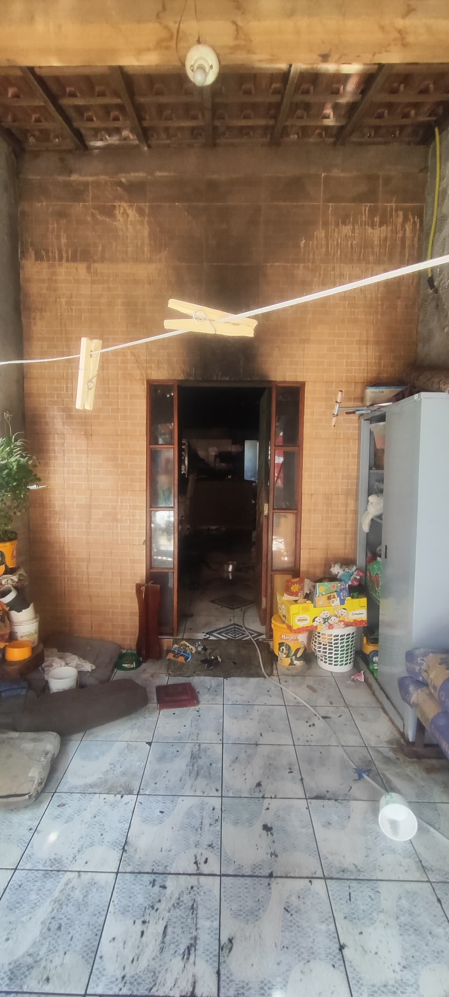 VÍDEO: incêndio atinge casa e deixa uma pessoa ferida em Indaiatuba