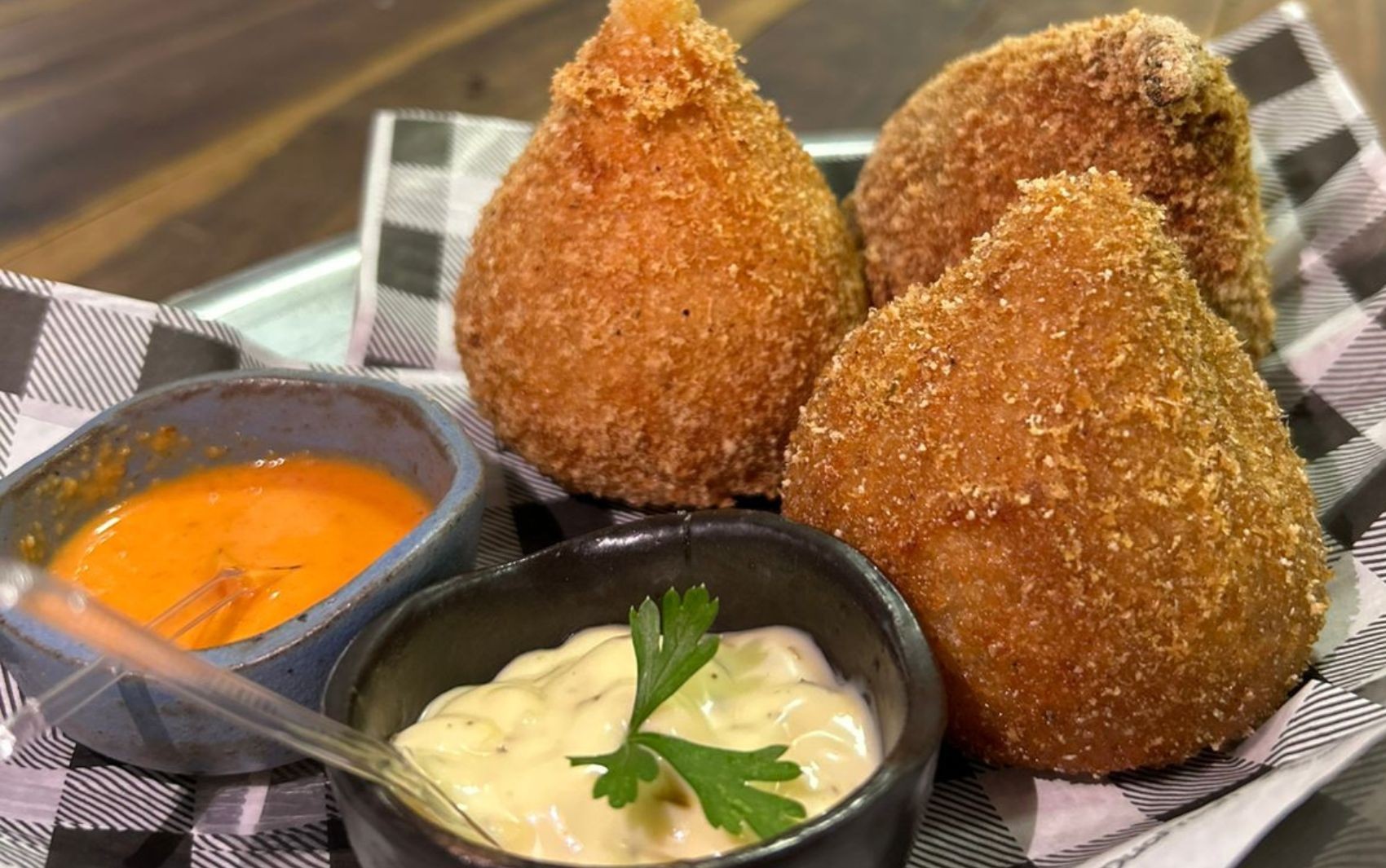 Coxinha de caranguejo, rabada, porco e até doce de leite: conheça opções diferentonas do salgado vendidas em Salvador