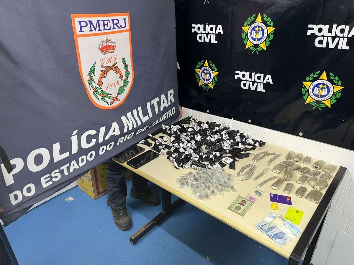 Homem é preso após se esconder em galinheiro durante ação contra o tráfico em Arraial do Cabo