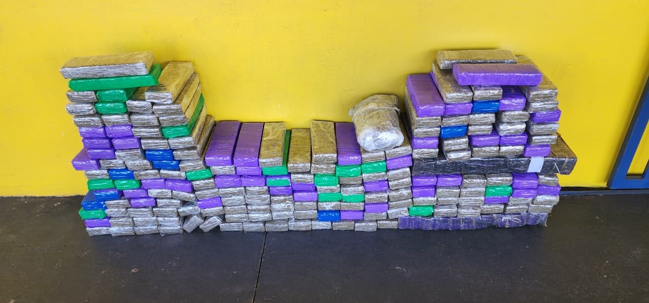 Polícia Rodoviária apreende 140 kg de maconha e prende duas pessoas após fiscalização em Ourinhos