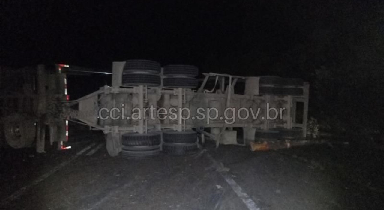 Carreta tomba e interdita trecho da Rodovia Francisco Alves Negrão em Capão Bonito 