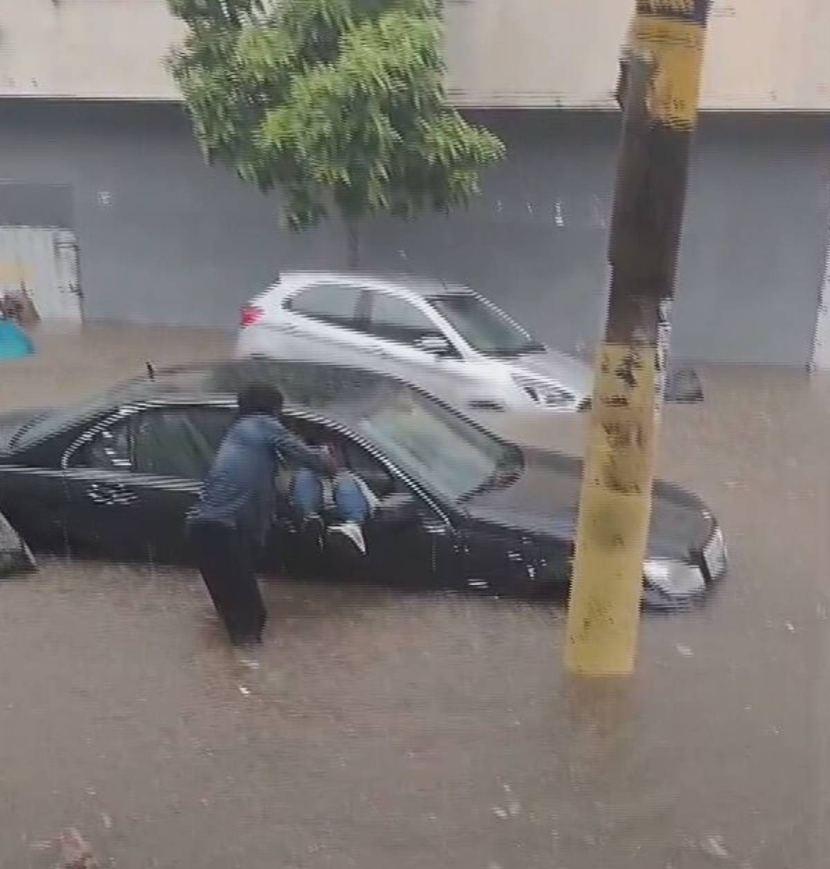 Temporal com granizo e raios atinge BH, alaga ruas, inunda estação de ônibus e deixa trânsito lento