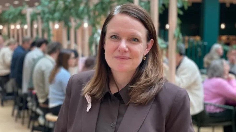 Monica Magnusson, chefe da rede sueca de farmácias Apotek Hjärtat, afirma que o programa de incentivo às amizades parece estar tendo um impacto positivo sobre os participantes — Foto: BBC