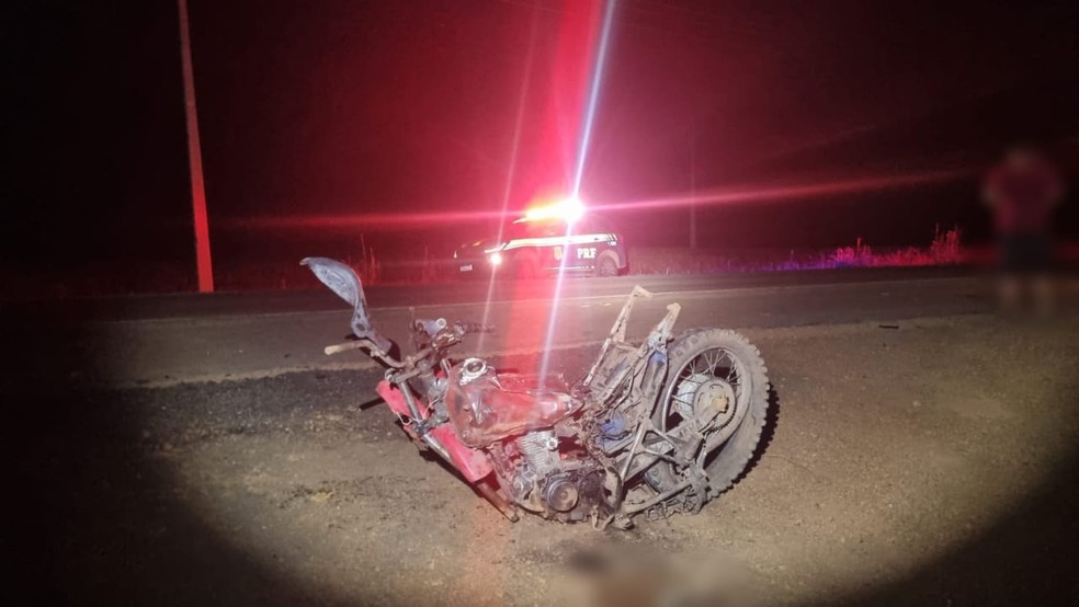 Motociclista morre após moto colidir de frente com caminhonete na BR-135, em São Domingos do Maranhão — Foto: Divulgação/PRF
