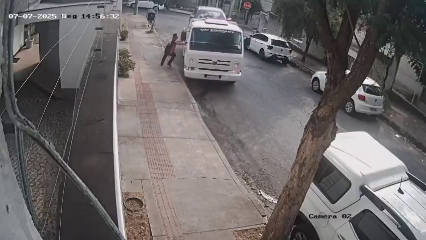 Guincho desgovernado atinge muro em BH