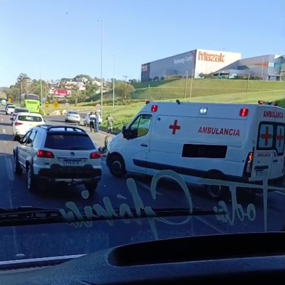 Batida entre moto e carro deixa um ferido e causa lentidão na Rodovia Anhanguera, em Vinhedo
