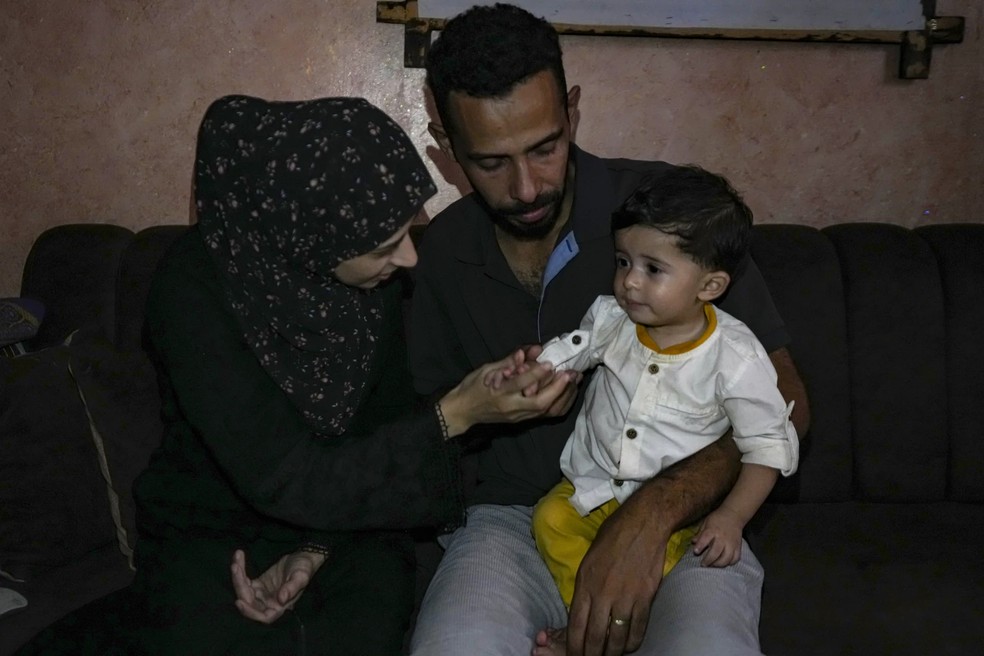 Ali Al-Taweel nasceu quando aviões de guerra israelenses começaram a bombardear a Faixa de Gaza após o ataque surpresa do Hamas na fronteira sul de Israel, em 7 de outubro de 2023. — Foto: Ap Photo/ Abdel Kareem Hana