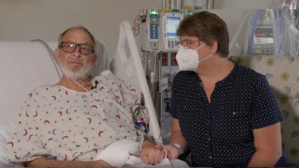 Lawrence Faucette sentado com sua esposa, Ann, no hospital da escola em Baltimore, Maryland, em setembro de 2023, antes de receber um transplante de coração de porco. — Foto: University of Maryland School of Medicine
