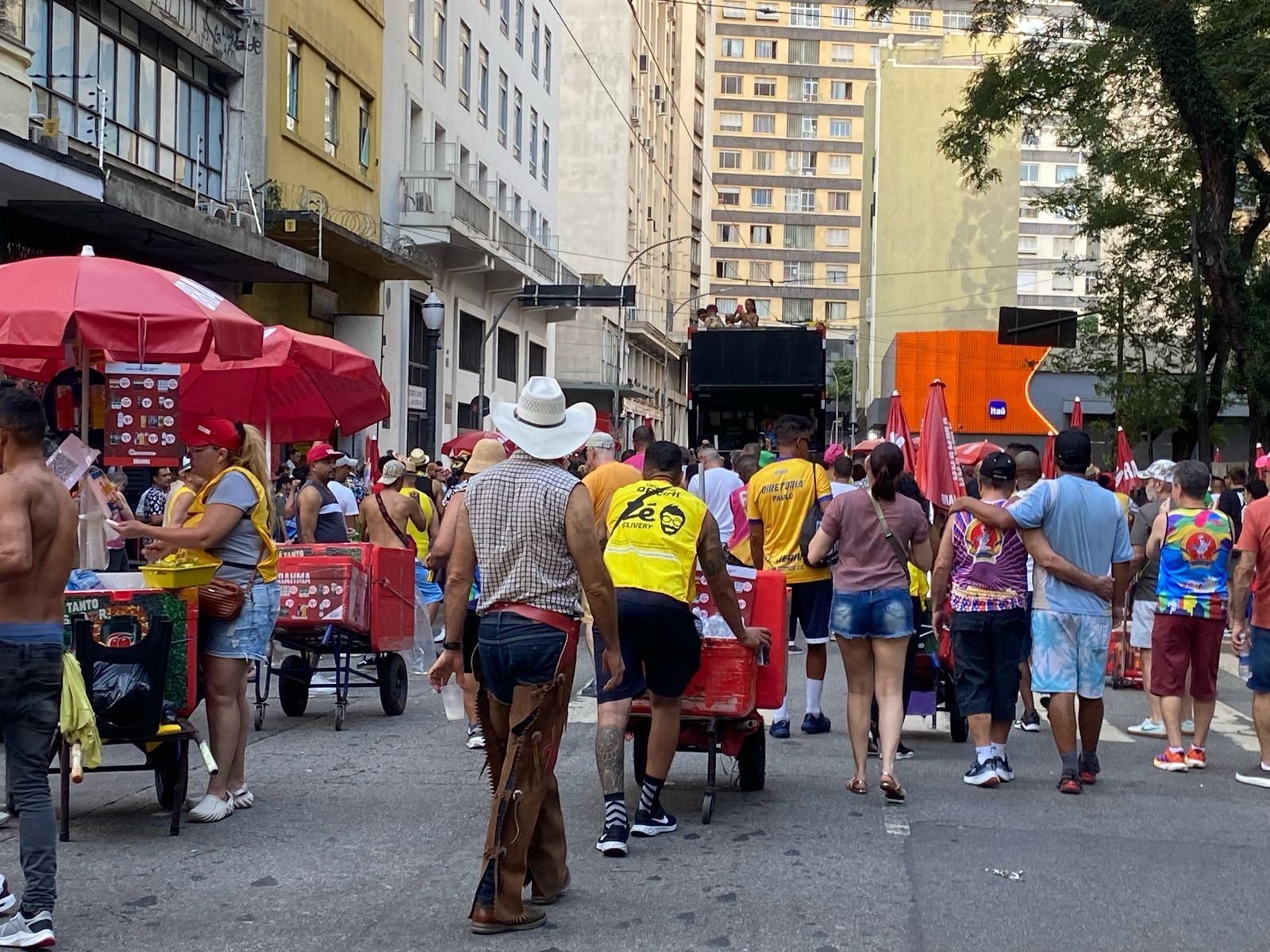 Chapéu de cowboy inspirado em Beyoncé e franjas dominam visual dos foliões no pré-carnaval de SP