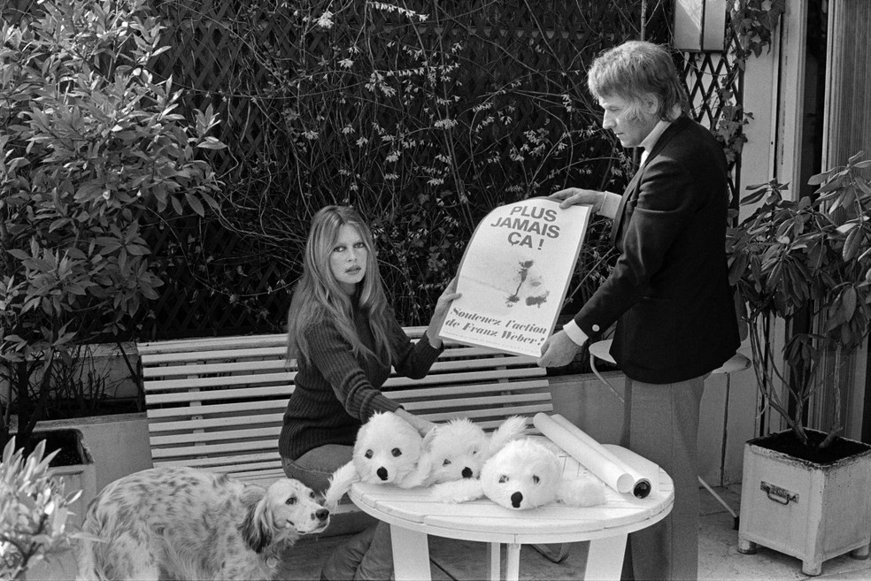 Brigitte Bardot (à esquerda) e o ecologista suíço Franz Weber preparam uma campanha contra a caça às focas em Paris, em 3 de março de 1977. — Foto: AFP