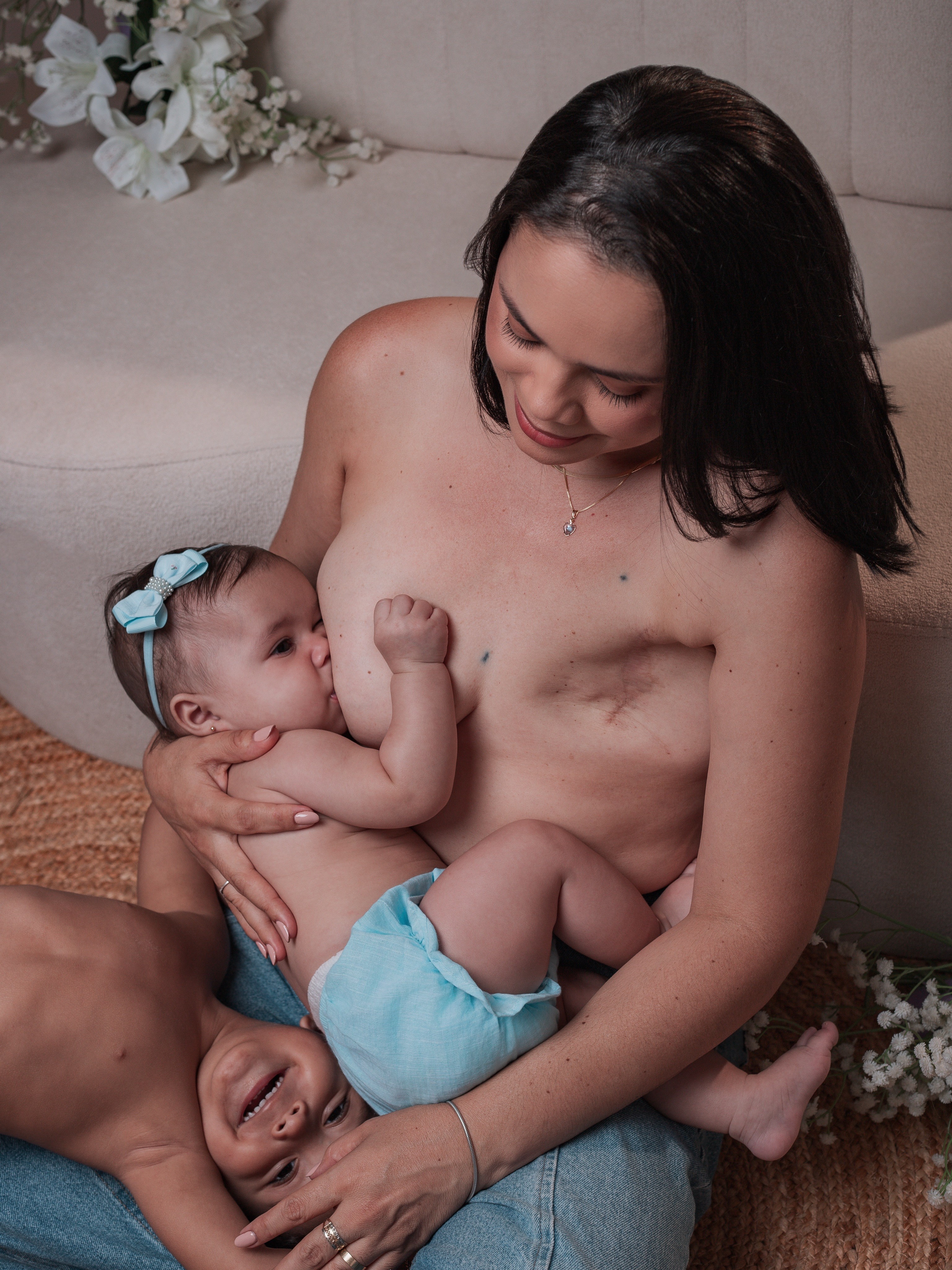 Mulher que perdeu a mama em tratamento contra câncer faz ensaio amamentando a filha em RO