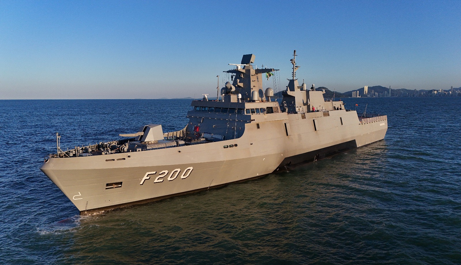 Navio de guerra da Marinha construído em SC faz testes no mar de sistema de combate; vídeo